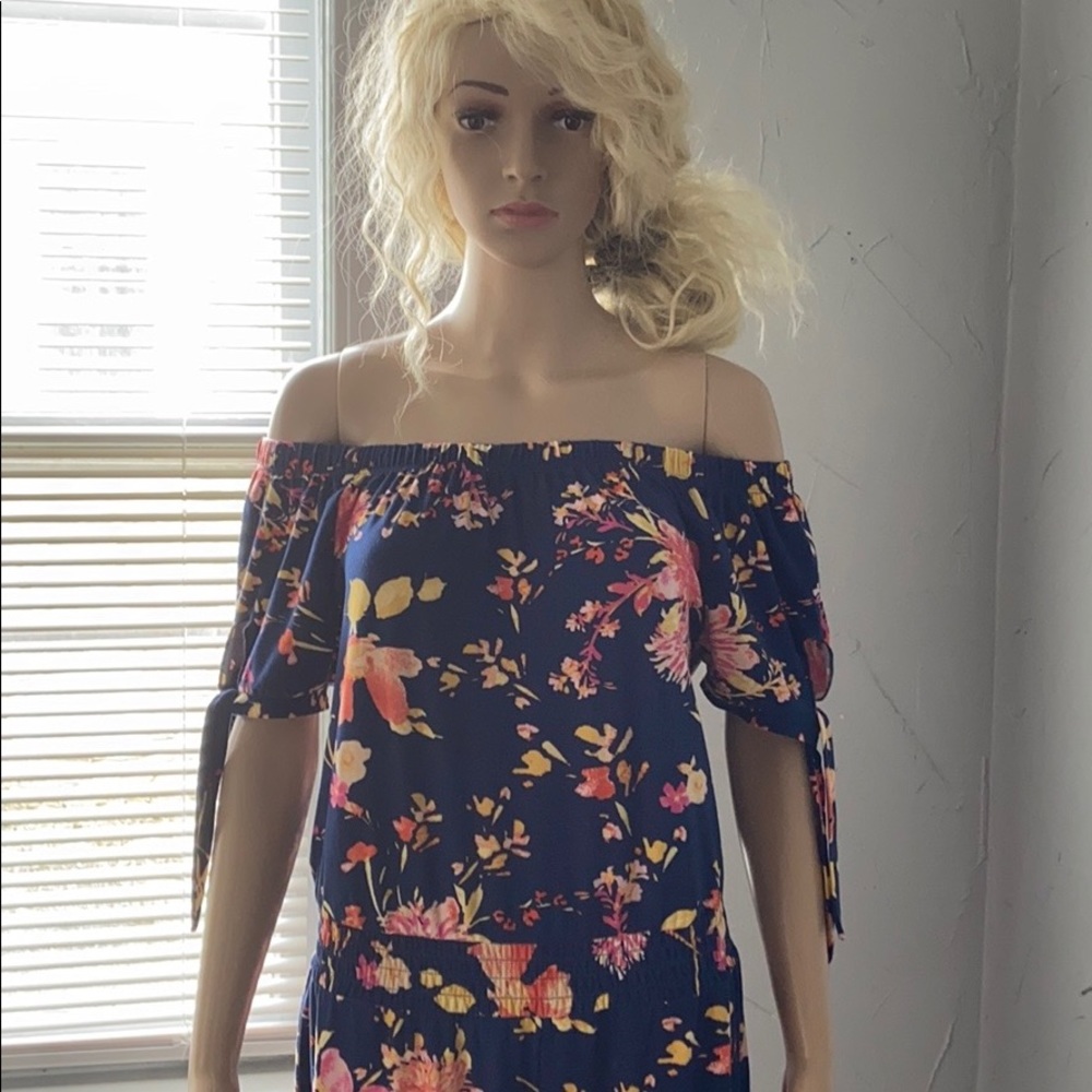 WOMAN SHOULDER DOWN JUMPSUIT